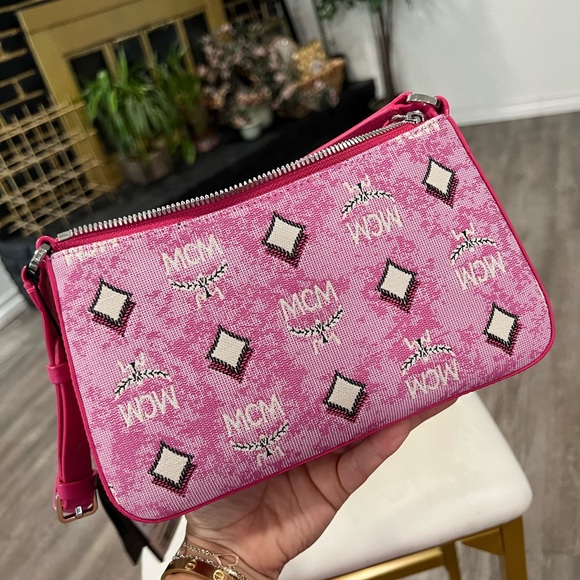 ONE DAY SALE✨

FINAL SALE✨MCM monogram jacquard are mini shoulder bag ❤️ - Picture 8 of 8